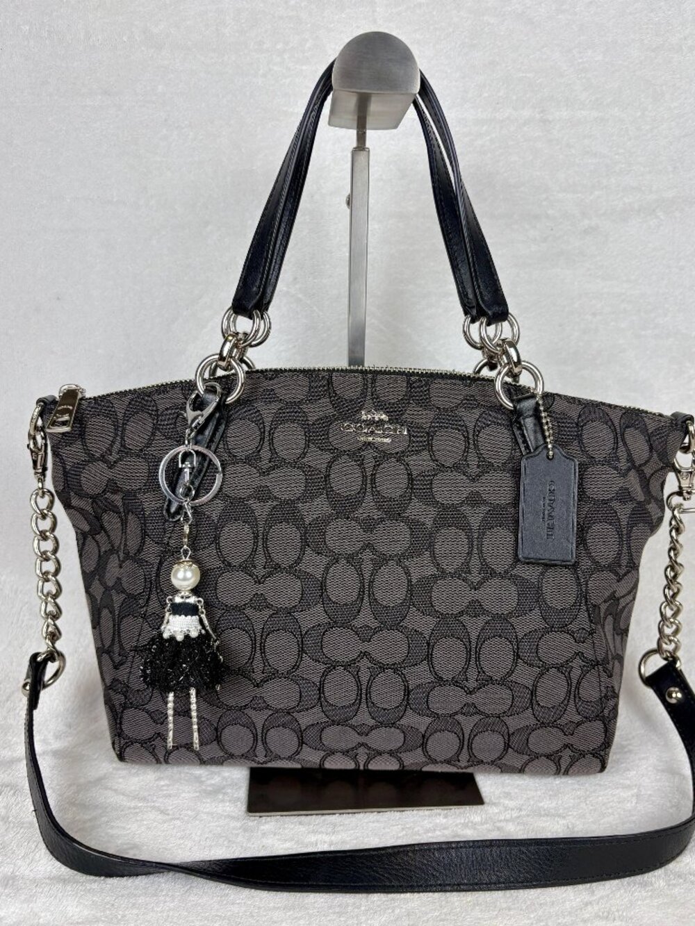 Coach Small Kelsey Satchel in the Outline Signature Smoke/Black Jacquard, Charm